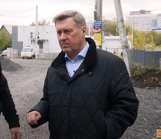 Анатолий Локоть указал дорожным рабочим на лужи в частном секторе
