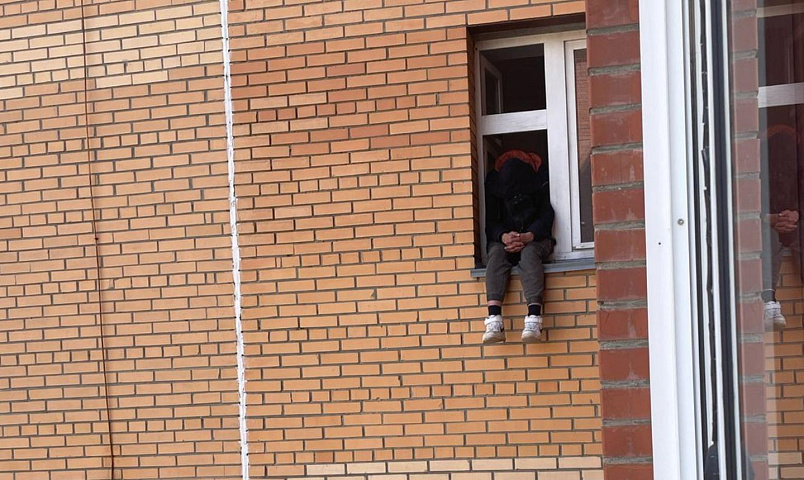 Спасатели сняли «зависшего» мужчину с окна 8-го этажа в Новосибирске