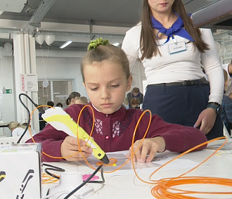 Объёмные фигуры 3D-ручкой рисуют особенные дети в «РоббоКлассе»