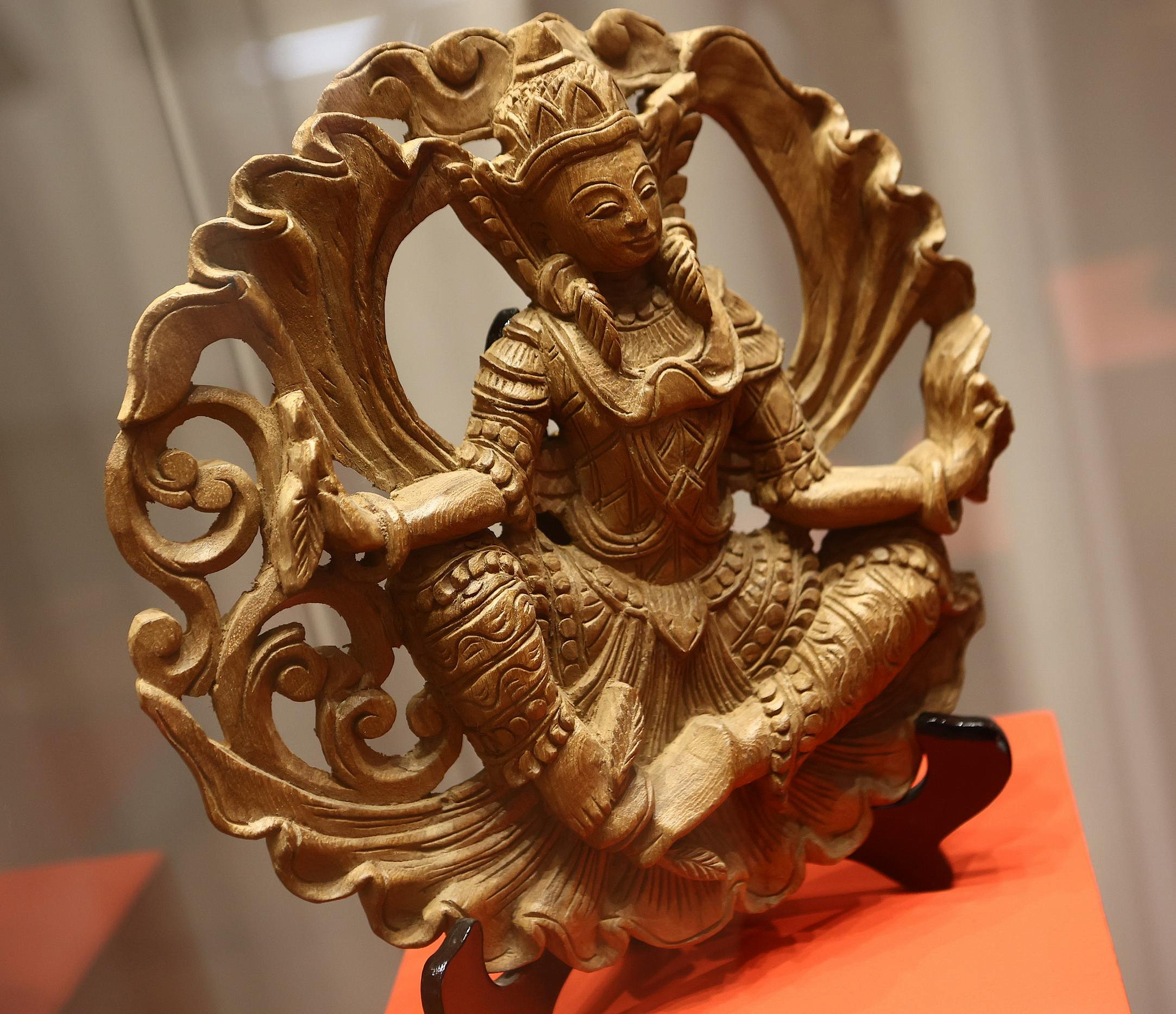 Мэр Кудрявцев открыл выставку «Мьянма — золотая земля» в Новосибирске