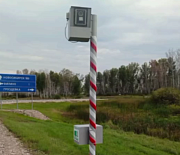 Боксы для камер на новосибирских трассах обмотали красно-белыми лентами