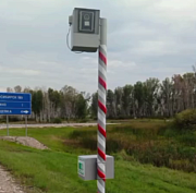 Боксы для камер на новосибирских трассах обмотали красно-белыми лентами