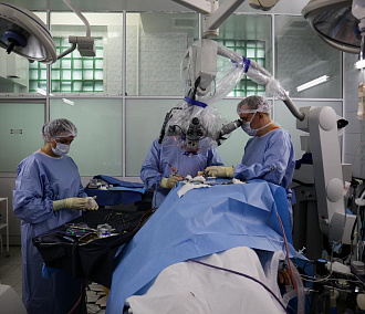 Новосибирские врачи заменили пациенту половину черепа пластиной