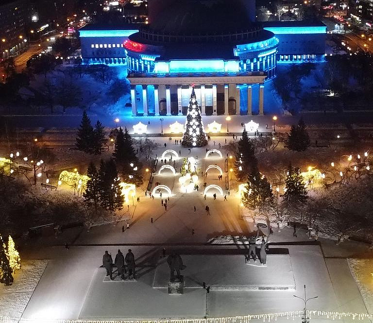 Ёлки, шары и катки в парках: как Новосибирск готовится встречать 2026 год