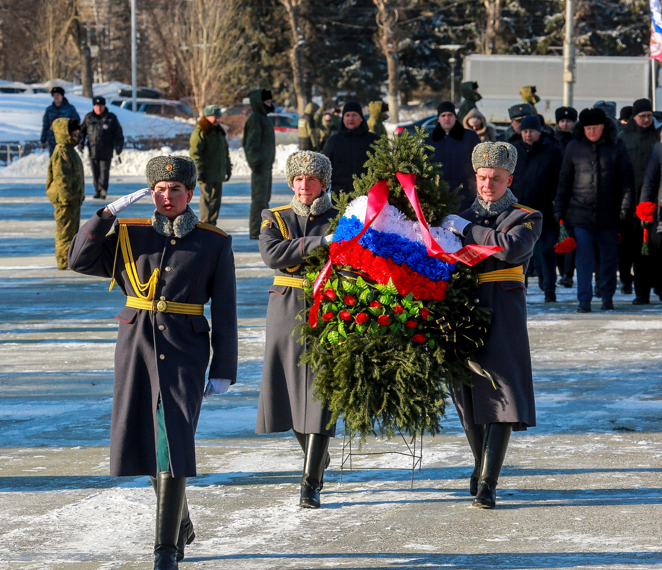 В память об Афгане: новосибирцы возложили цветы к Вечному огню