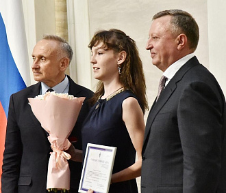 158 стобалльников по ЕГЭ наградили в Новосибирской области