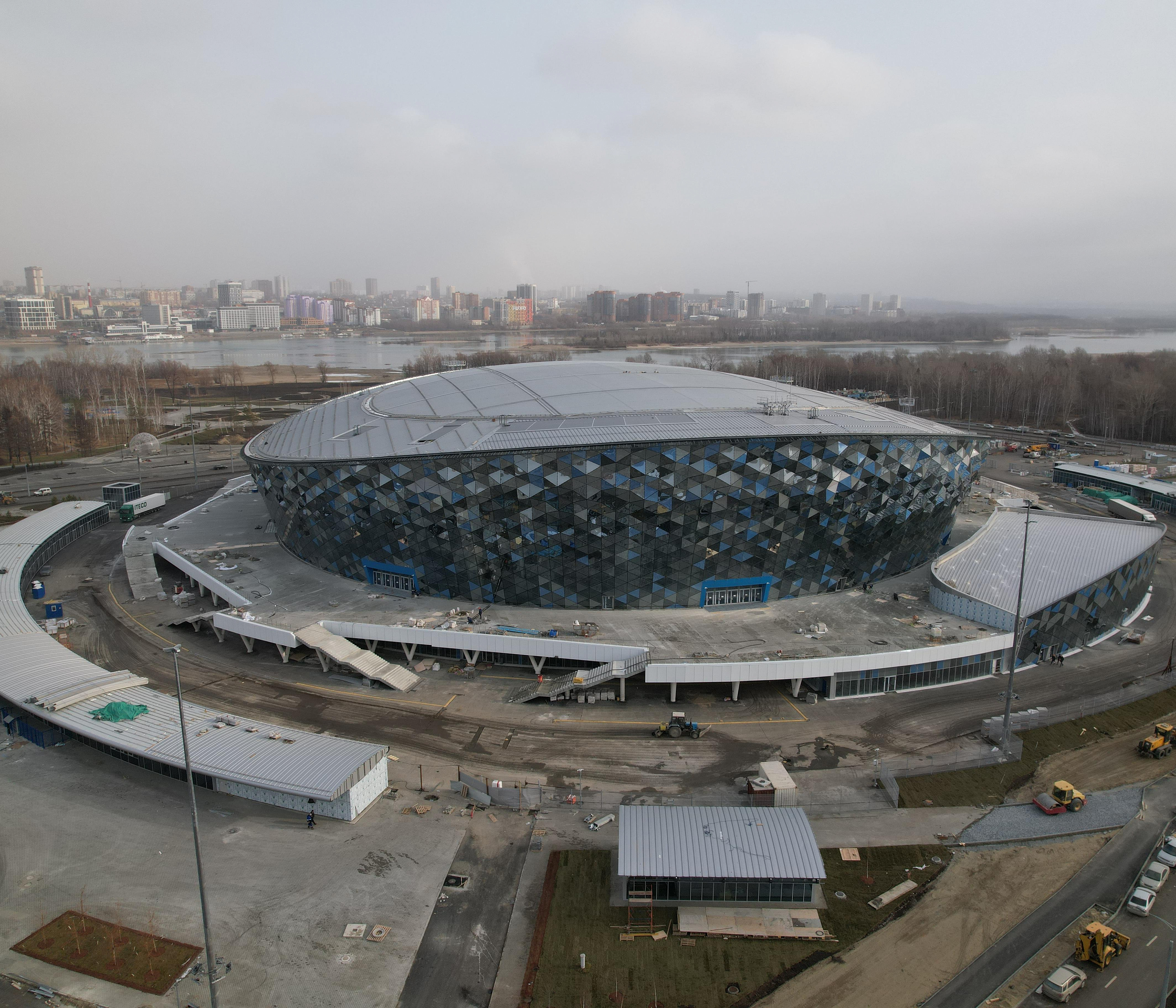 Хоккейные борта устанавливают на тренировочной арене ЛДС в Новосибирске