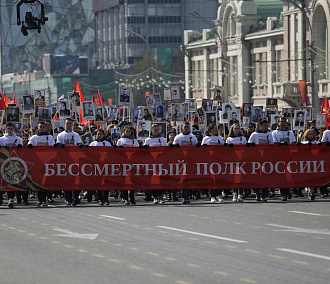 150 тысяч новосибирцев прошли по центру города с портретами фронтовиков