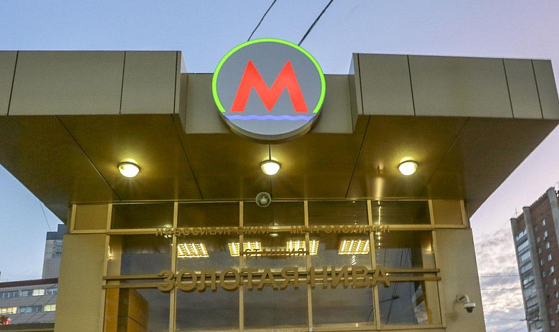 В Новосибирске иномарка влетела в подземный переход метро «Золота нива»