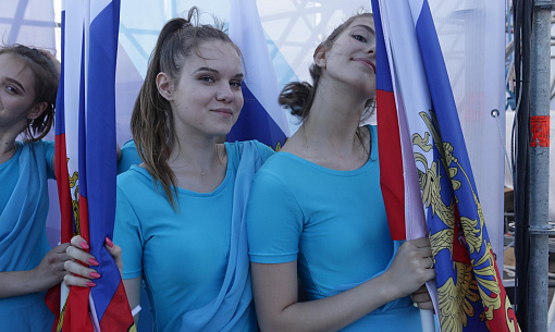 Гонки с флагами и посты про героев: патриотические акции ко Дню России
