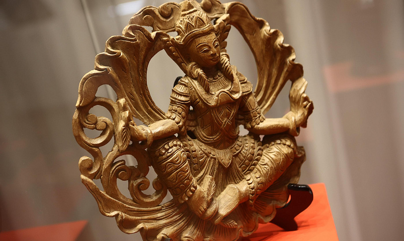 Мэр Кудрявцев открыл выставку «Мьянма — золотая земля» в Новосибирске