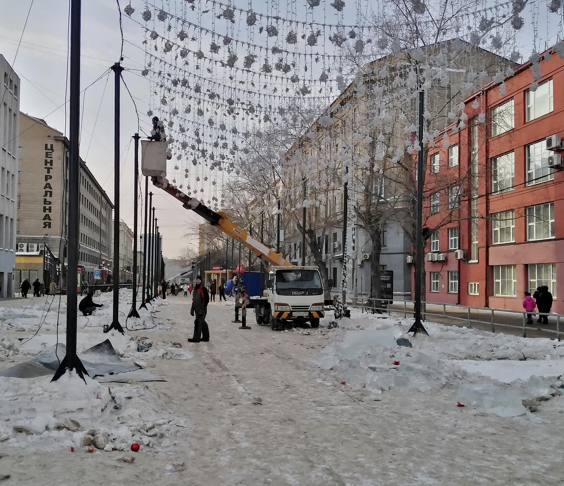 Новогодние декорации разбирают на улице Ленина в Новосибирске