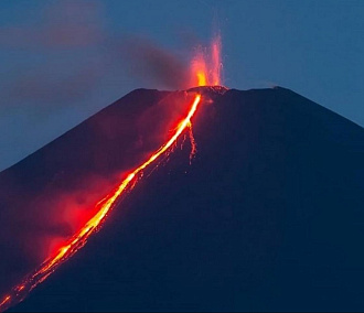 Новосибирский фотограф снял извержение самого высокого вулкана Евразии