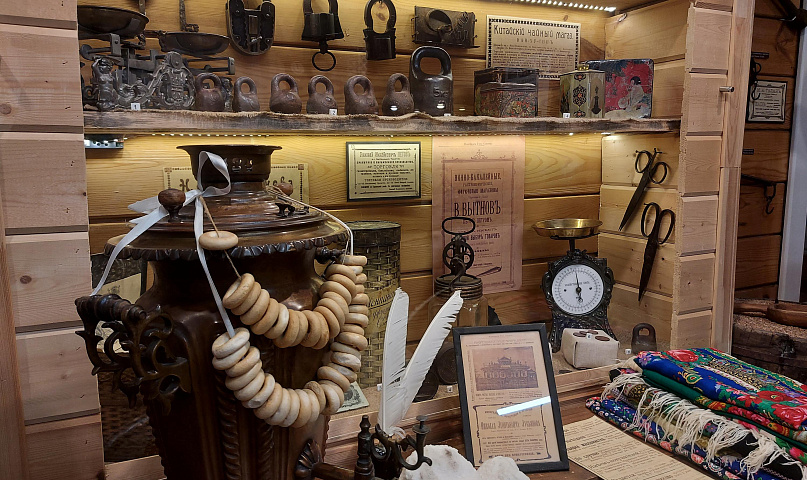 Рюмочка «Муха» и чайные ларцы: контора Будагова обновила экспозицию