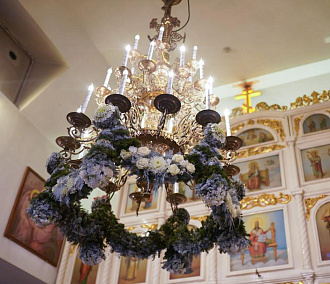 Нежными гирляндами из цветов украсили новосибирские храмы к Рождеству