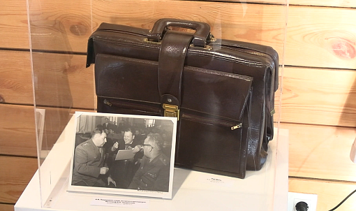 Хромовые сапоги и кожаный портфель Покрышкина выставили в музее