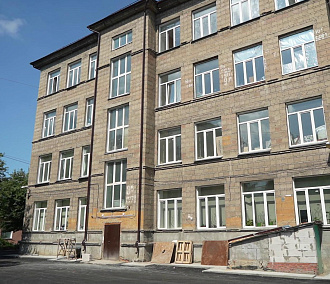 «Полностью обновили крышу»: завершают капремонт гимназии на Маркса