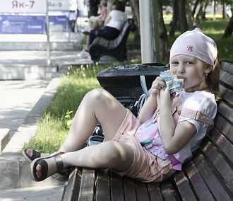 Новосибирцы наелись мороженого в «экосуматохе» на площади Ленина