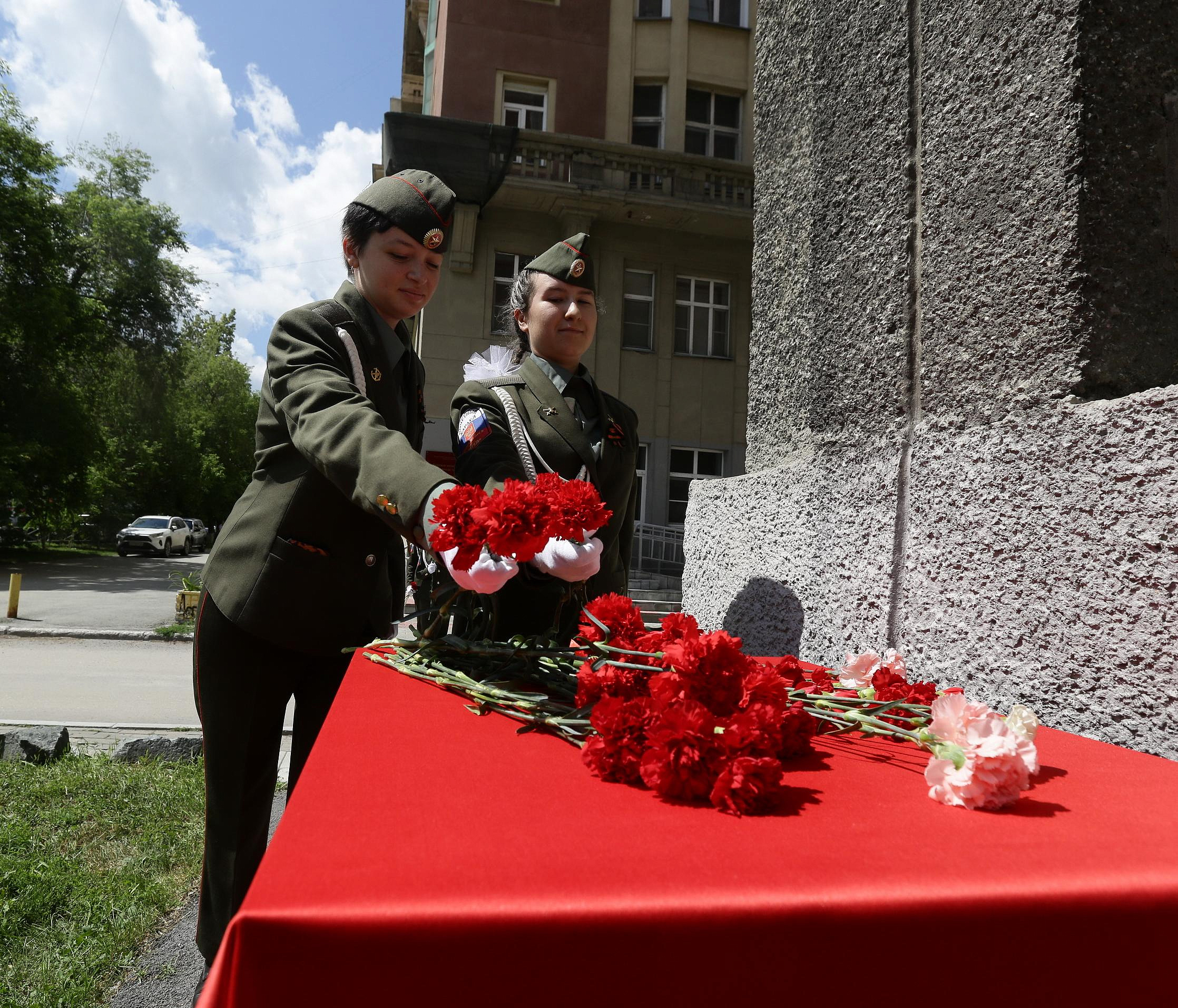 Цветы принесли к памятным доскам Александру Филатову в Новосибирске