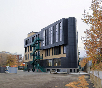 Четырёхэтажный спорткомплекс достроили в новосибирском Академгородке
