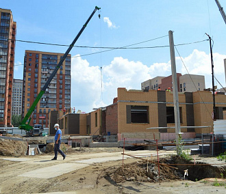 Школу с музеем и детский сад с оранжереей строят в Новосибирске