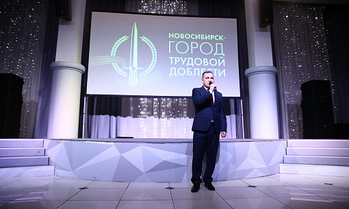 Мэр Кудрявцев: школам Новосибирска вручили памятные знаки за Победу