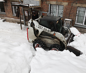 Сотни нарушений нашли при уборке дворов от снега в Новосибирске