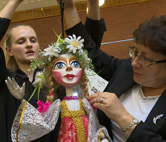 Секрет стеклянных глаз раскрыли в Новосибирском театре кукол