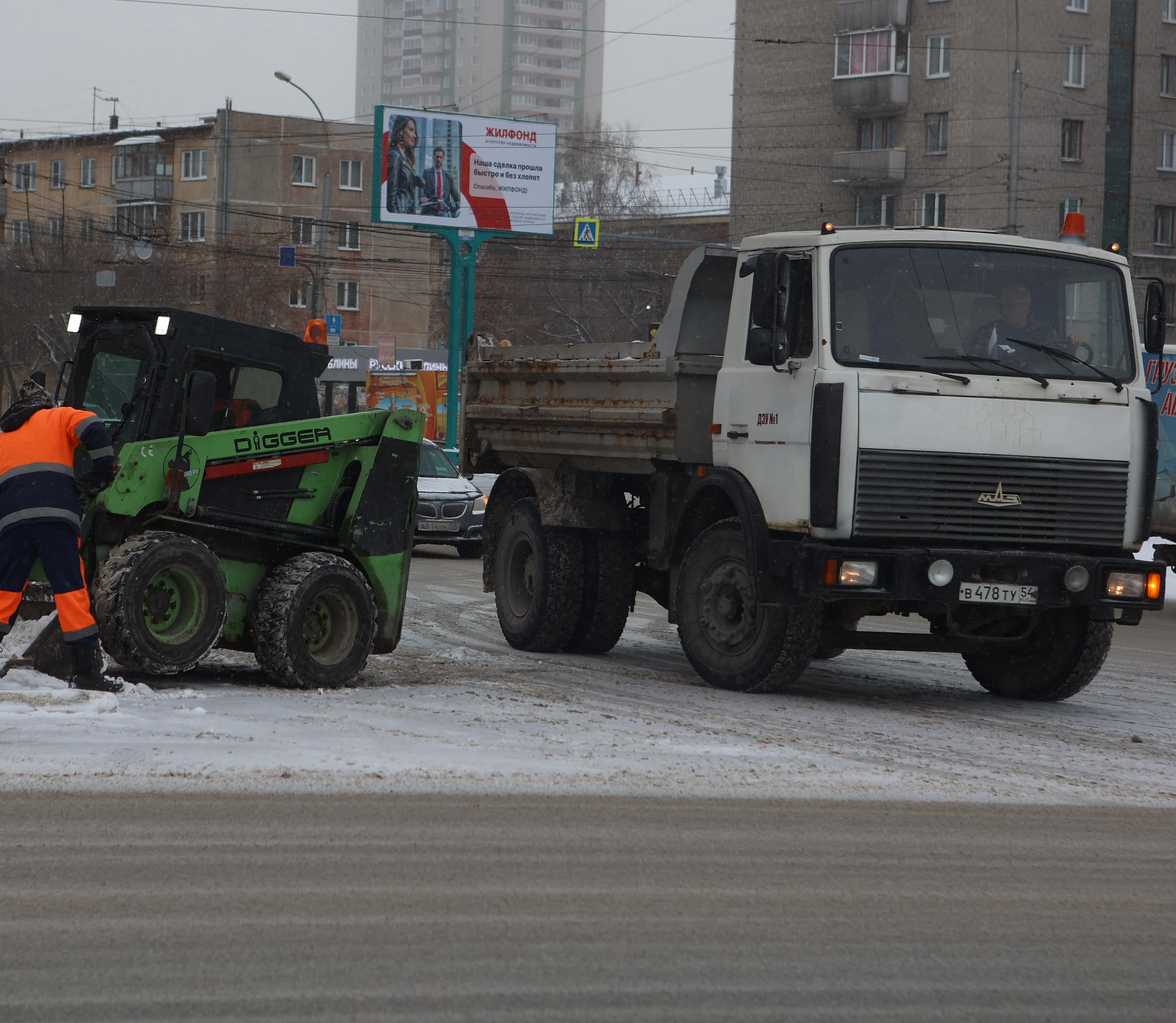 Быстро и манёвренно: дорожники показали новую технику в действии