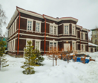 Фасад и отмостку обновили у исторической школы рабочих на Владимировской