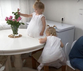 Семье с четверняшками помогут построить дом в Новосибирске