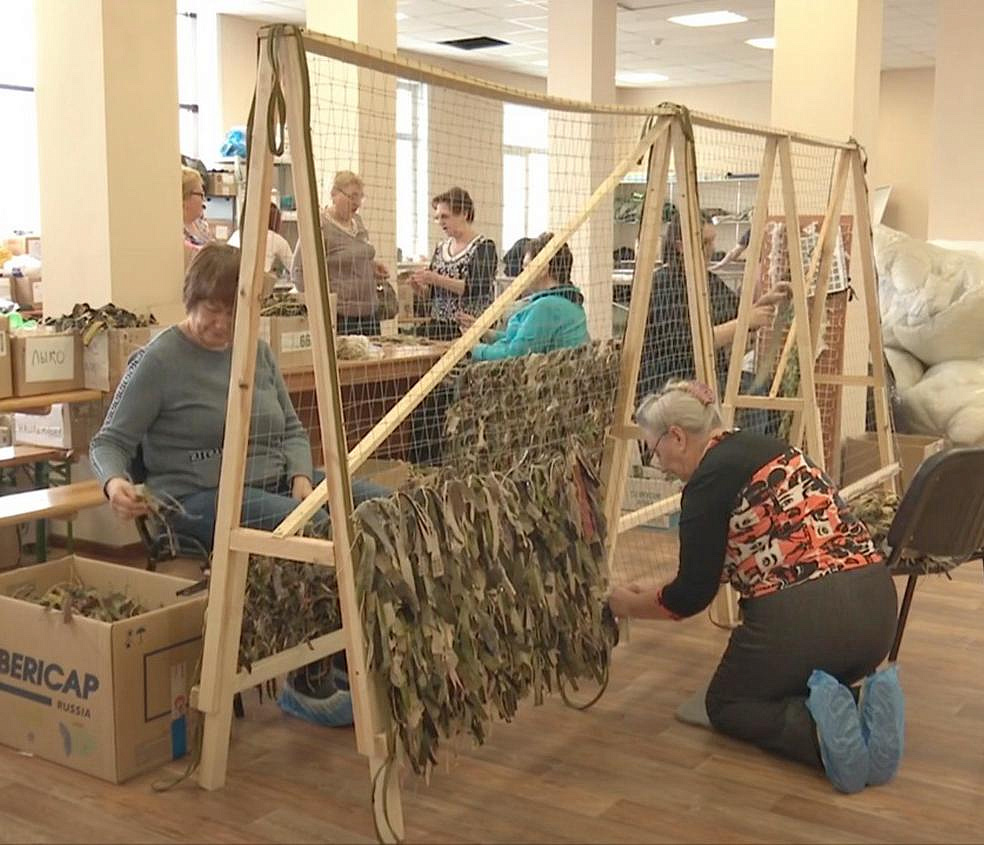 Маскировочные сети для участников СВО плетут волонтёры из Новосибирска