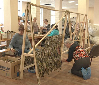 Маскировочные сети для участников СВО плетут волонтёры из Новосибирска