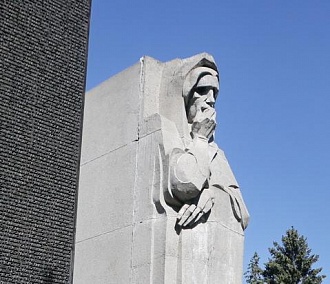 Ремонт Монумента Славы: вид сверху на Площадь Скорби и Аллею оружия