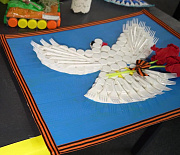 Танк и голубя мира из мусора сделали новосибирцы для конкурса