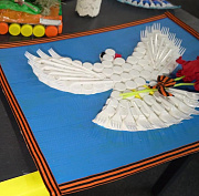 Танк и голубя мира из мусора сделали новосибирцы для конкурса