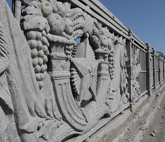 На заводе показали — как отливают чугунный забор для Октябрьского моста