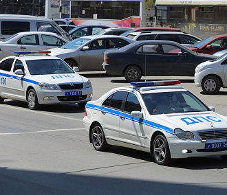 Автоинспекторы ловили водителей ради подарков на площади Ленина