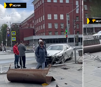 У метро «Студенческая» в Новосибирске автомобиль влетел в скамейку на тротуаре