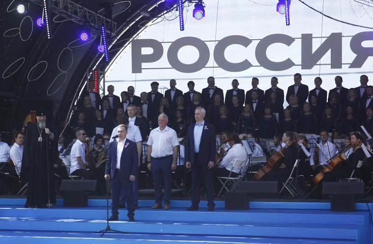 Праздник на Михайловской набережной в День России посетил мэр Кудрявцев