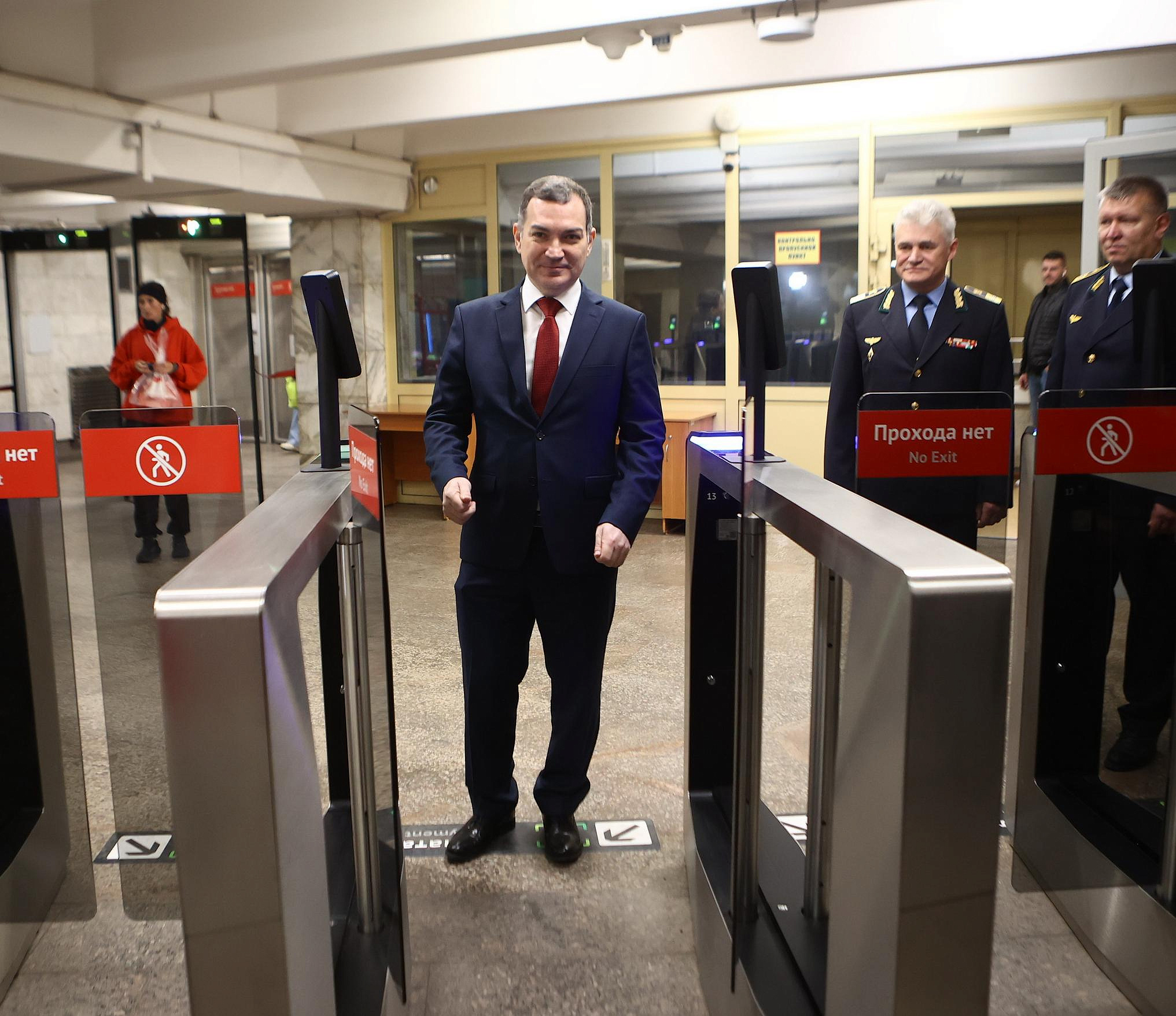 Мэр Кудрявцев опробовал оплату по биометрии в новосибирском метро