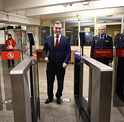 Мэр Кудрявцев опробовал оплату по биометрии в новосибирском метро