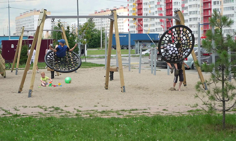 Детскую площадку с качелями-корзинами открыли в «Матрёшкином дворе»