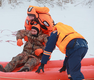 Тренировку с провалом под лёд провели на Оби в Новосибирске