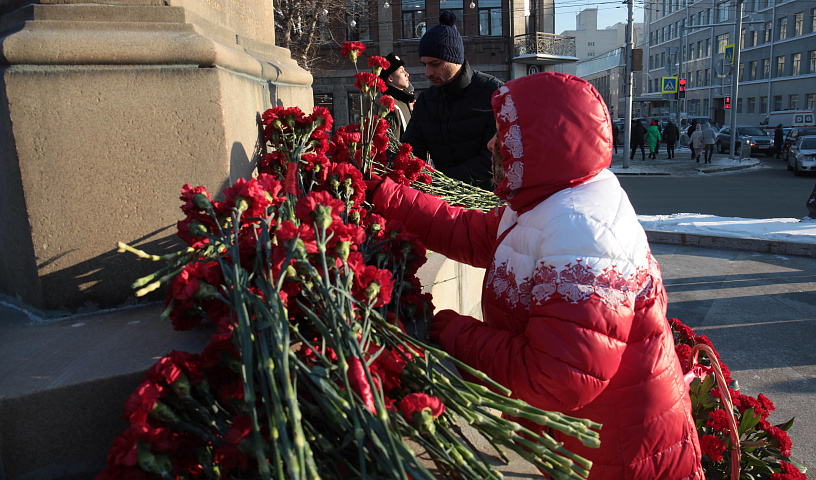 К бюсту Покрышкина принесли красные гвоздики в День Героев Отечества