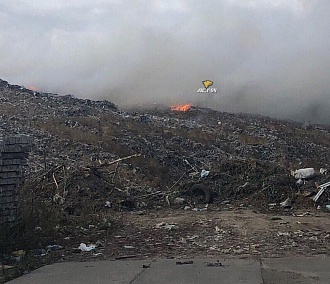 Пожар площадью 3 тысячи квадратов тушат на свалке в Новосибирске