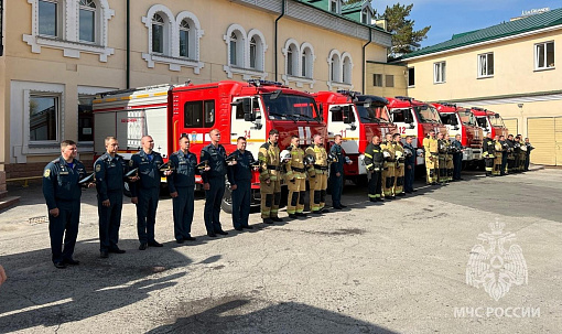 Семь пожарных автоцистерн освятили у храма в Новосибирске
