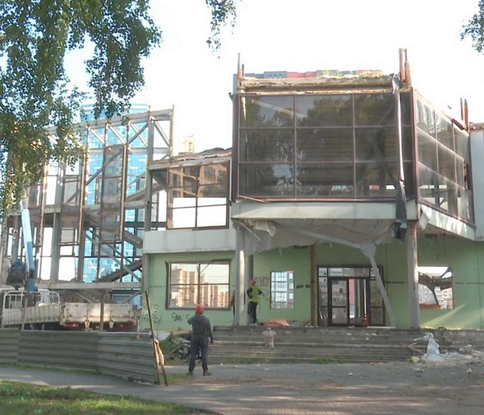 Двухэтажное стеклянное кафе сносят в сквере у метро «Октябрьская»