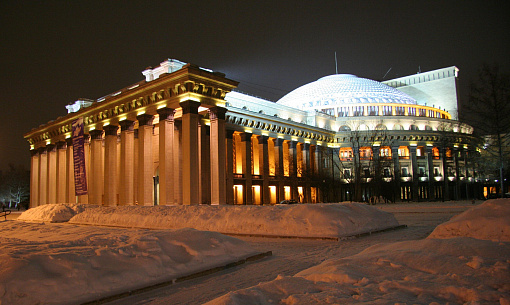 Загораживающие оперный театр видеоэкраны уберут с площади Ленина