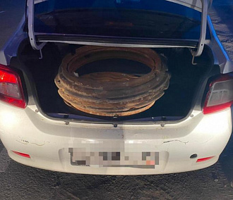 Ворованные люки обнаружили в багажнике такси в Новосибирске